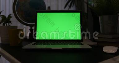 带有<strong>绿</strong>色<strong>屏幕</strong>的笔记本<strong>电脑</strong>。 黑暗的办公室。 多利加入。 完美地放置你自己的图像或视频。 正在使用的技术<strong>绿</strong>色<strong>屏幕</strong>。 语文
